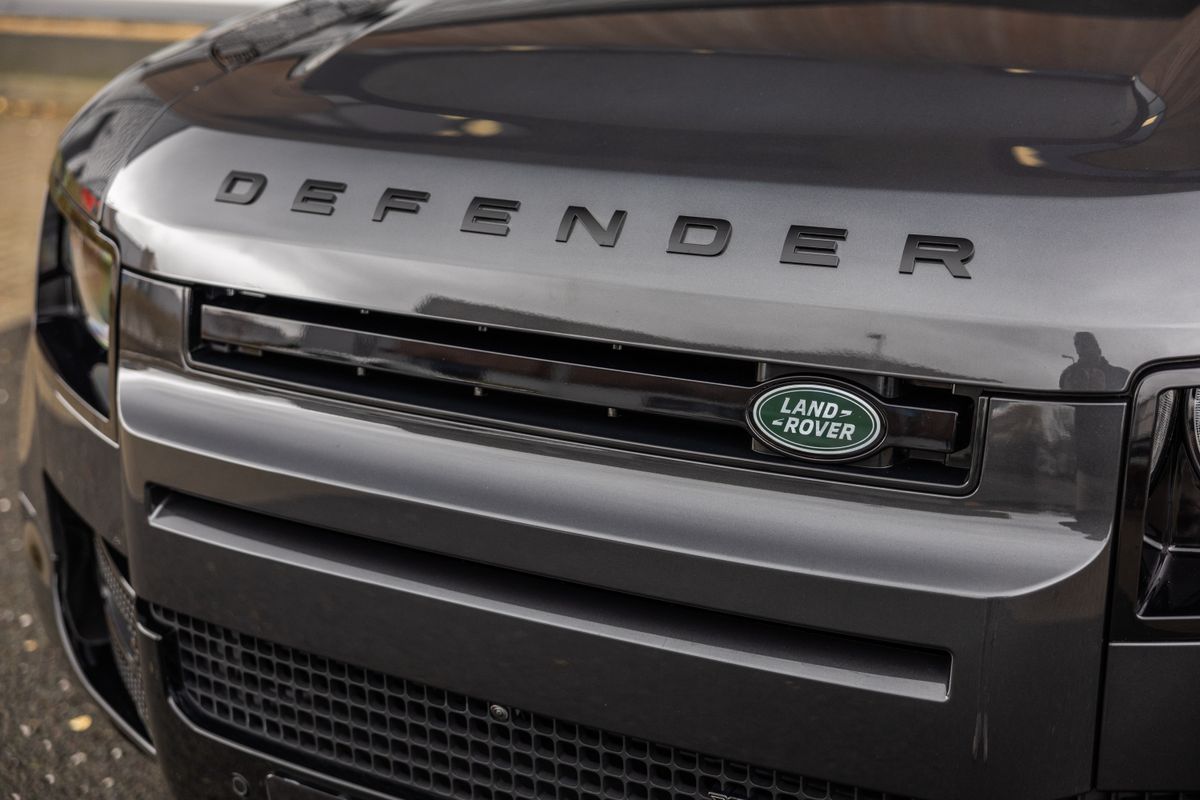 2022 Land Rover Defender X-Dynamic P400e HSE